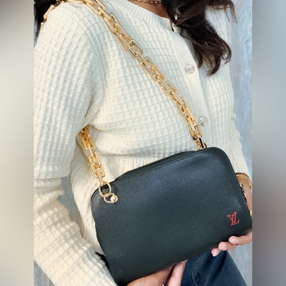 LV Taiga leather clutch crossbody - Picture 3 of 16
